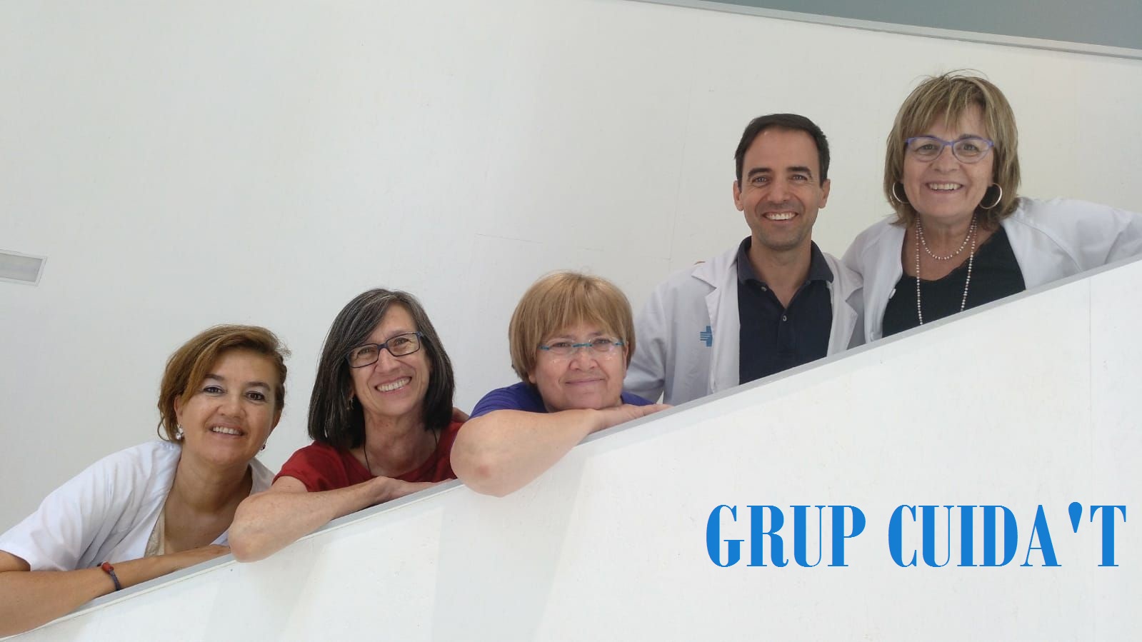 Maite Fabregat amb els seus companys i companyes d'infermeria de CAP Vila de Gràcia. Pregonera de la Festa Major de Gràcia.