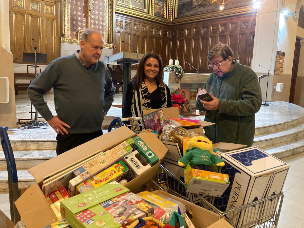 Donació de joguines i llibres a la Parròquia de Sant Joan de Gràcia
